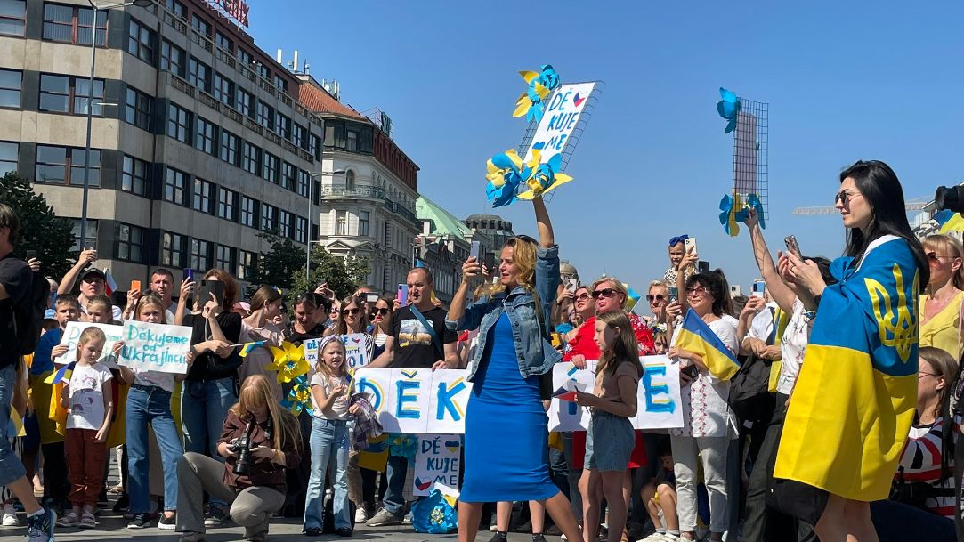 Stovky Ukrajinců pochodovaly Prahou, aby poděkovaly Česku za podporu